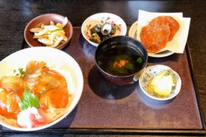 雑魚や紀洋丸にてべっこう丼セット