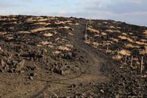 火口周遊コースの砂利道